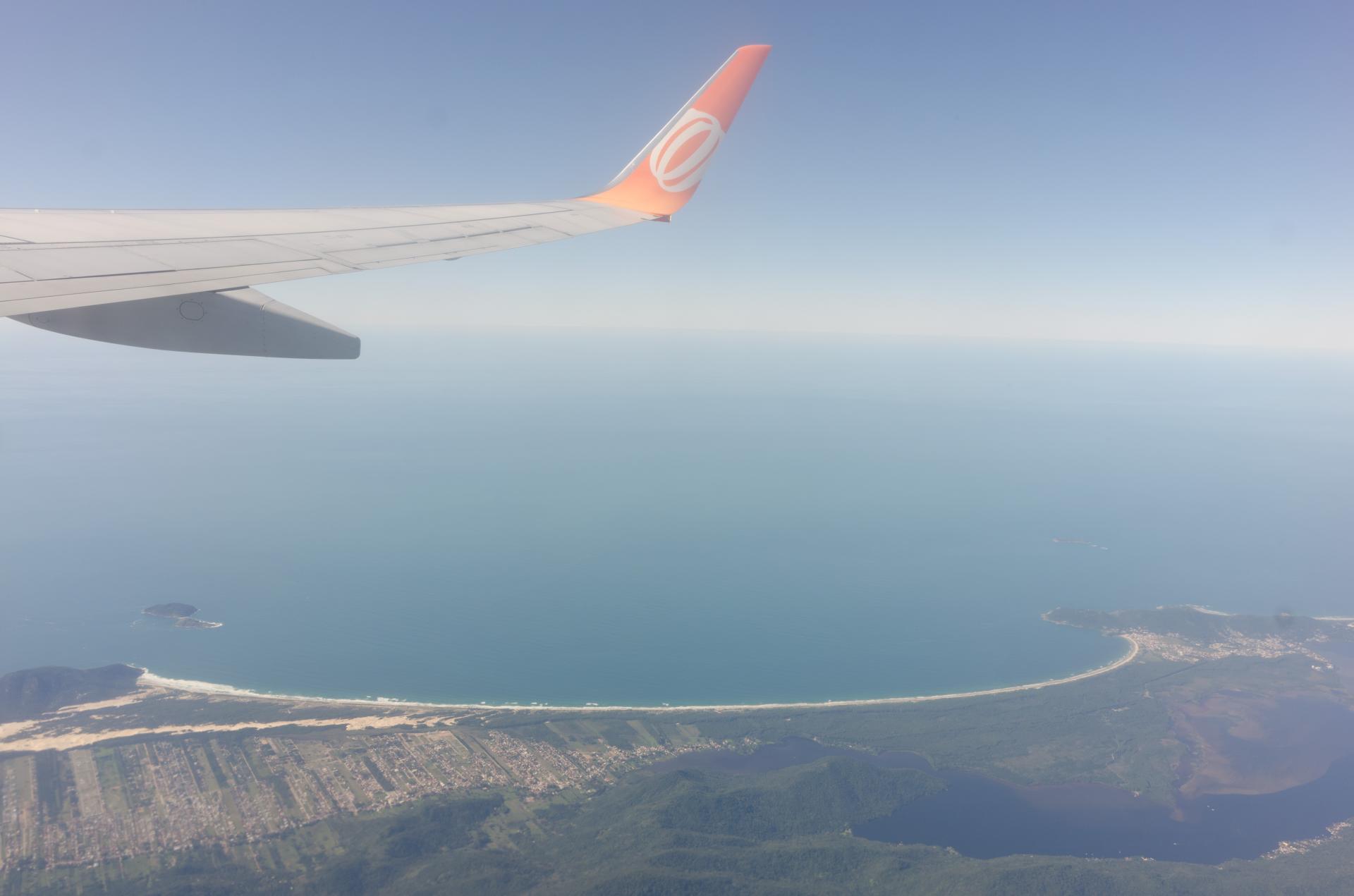 Brazilian emigrants are on the plane to Germany On the plane to Germany: Brazilian emigrants