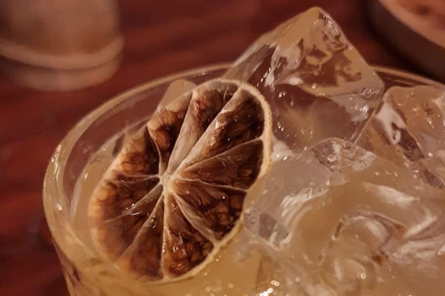A cachaça tasting is an unforgettable experience during your vacation in Brazil. Drink with cachaça and ice cubes