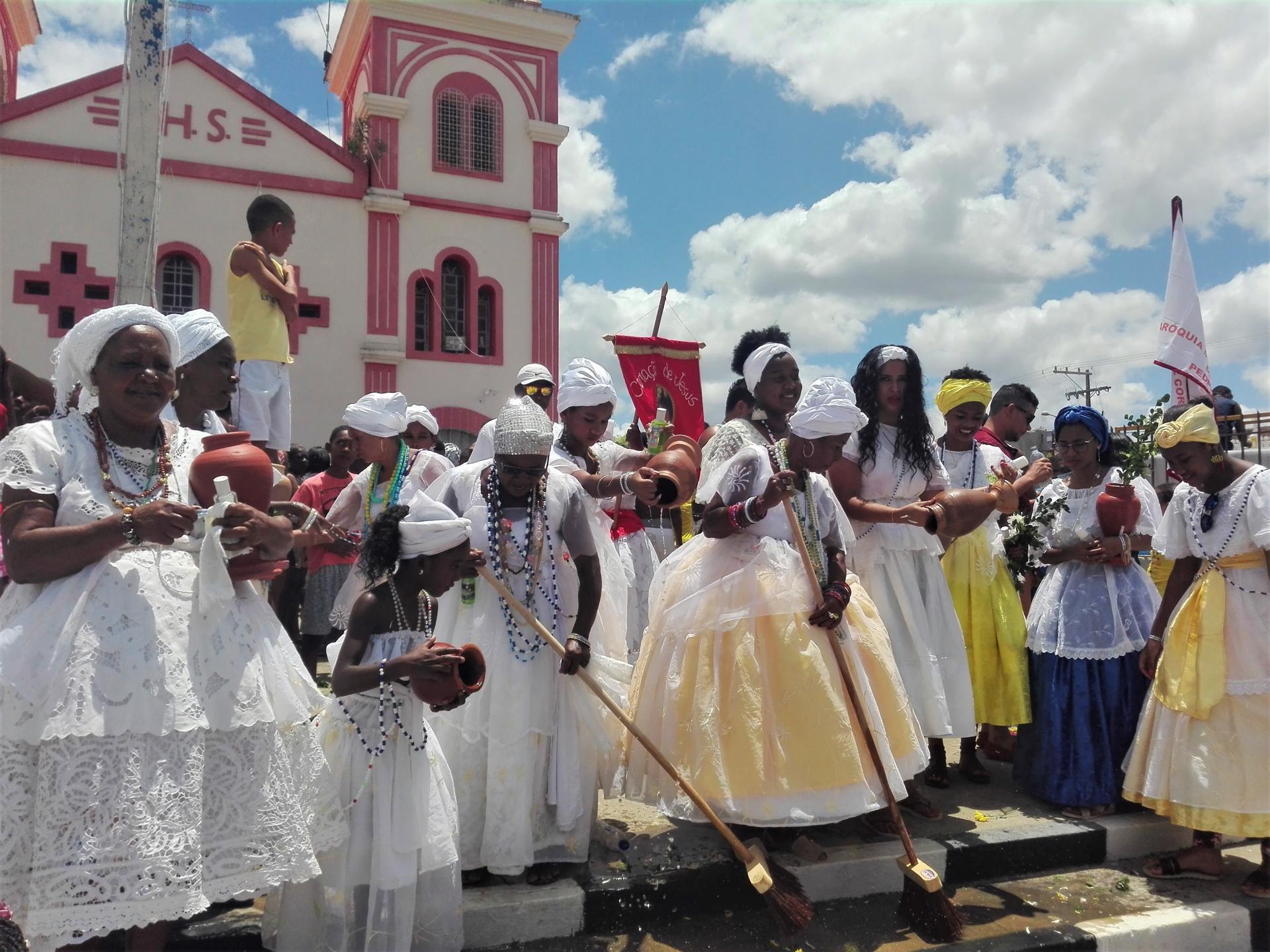 Baianas sweeping in front of a church