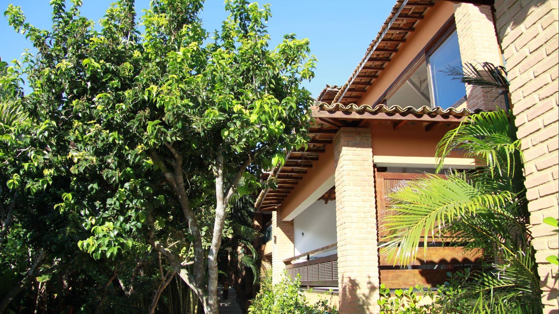 The entrance and garden area of Hotel Porto Bay Buzios