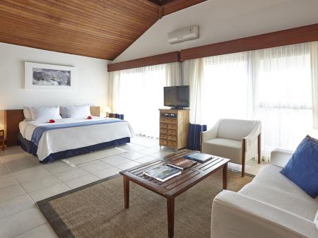 Example of a double room with sofa, and a table at Hotel Porto Bay Buzios 