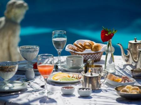Lunch at the pool of Pousada Spa Pedra da Laguna