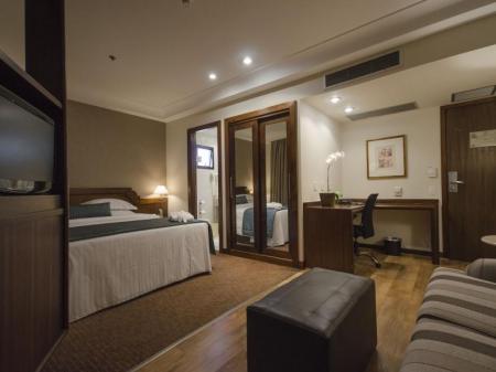 Room with double bed, air conditioning and sofa at Hotel Estanplaza Paulista