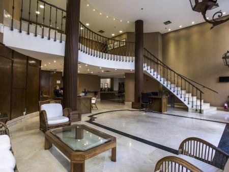 The elegant white entrance hall and the recpetion at Hotel Estanplaza Paulista