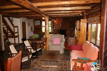 Internal view with wooden design and sofas at Eco Lodge Itororo Natural 