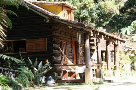 External view of a wooden cabin at Eco Lodge Itororo Natural 