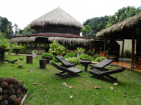 Garden area with seats and green grass at Amazon Turtle Lodge