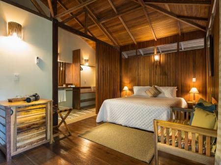 A cozy cottage with wooden structure at Anavilhanas Jungle Lodge