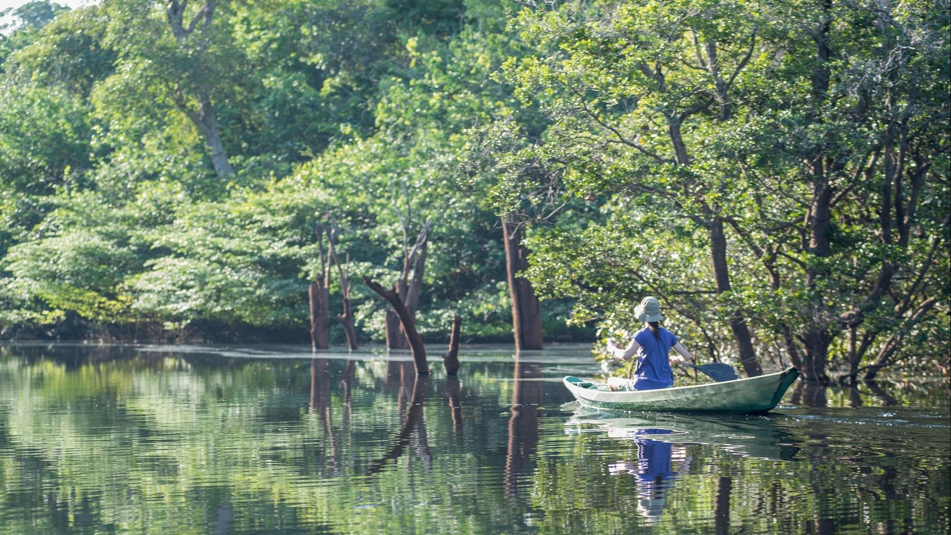 A woman on a canoe tour at Anavilhanas Jungle Lodge 
