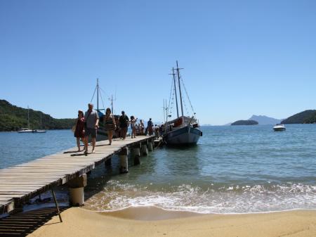 Visitors coming back from a boat trip around Ilha Grande