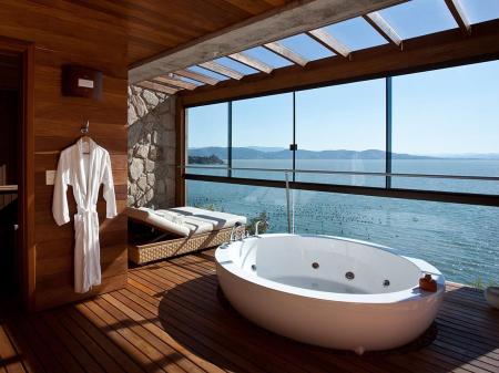 Enjoy the view on the sea while relaxing in the bathtub at Resort Ponta dos Ganchos