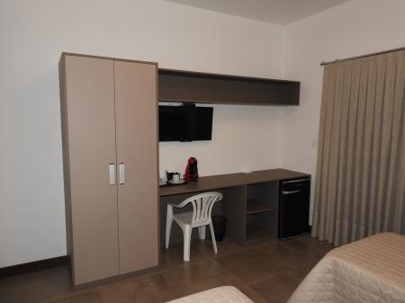 Example of a room with desk at Pousada Embauba in Estaleiro, South Brazil