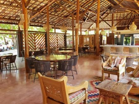 Social area with seats and tables at Pousada Casa de Praia in Praia do Forte, Bahia - Brazil