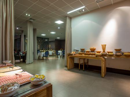 A double room with wooden furniture, at Hotel Gran Odara in Cuiaba