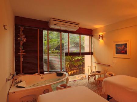 A relaxing room at the local Spa at Hotel Manary Praia