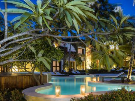 The outdoor pool at night, surrounded by palmtrees, at Hotel My Blue in Jericoacoara