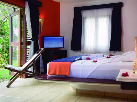 Example of a double room with flowers and access to the garden at Hotel My Blue in Jericoacoara