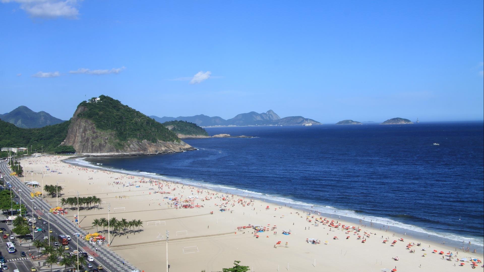 View over the beach of Copcabana in front of Superior Hotel Porto Bay Rio Internacional