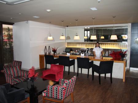The hotel lobby with seats and reception at Hotel Porto Bay Rio Internacional