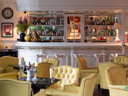 Lounge with seats and bar at Pousada do Sandi in Paraty, Rio de Janeiro - Brazil