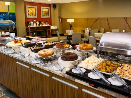 Breakfast at Hotel Wyndham Golden Foz Suites 