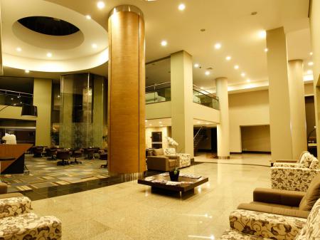 Lobby of Hotel Wyndham Golden Foz Suites 