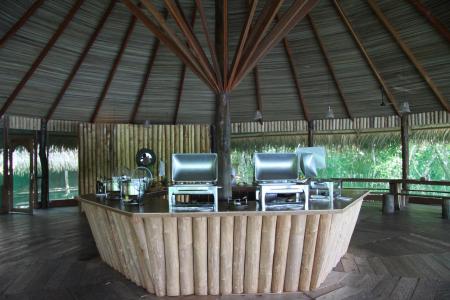 Amazon Juma Lodge: Restaurant with large wooden roof and open space