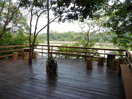 A deck with river view at Juma Amazon Lodge