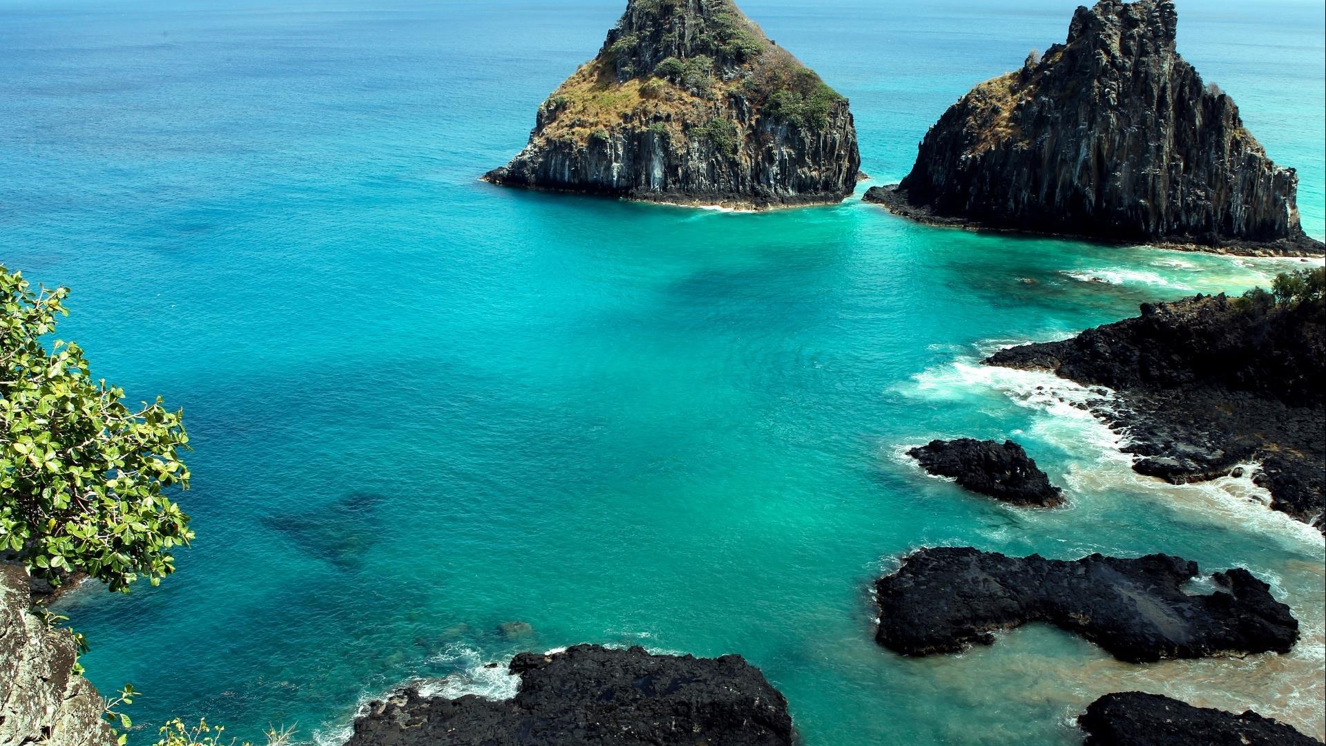 View ob a lonely bay in Fernando de Noronha