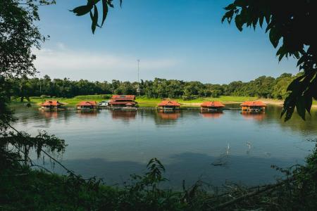 The floating 7 buildings of the Uakari Lodge