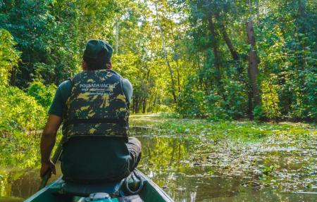 A guide paddeling in a floated area near to Uakari Lodge