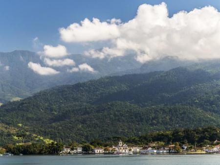 Paraty between sea and mountains