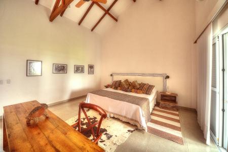 Nice bright duble room, at Caiman Lodge