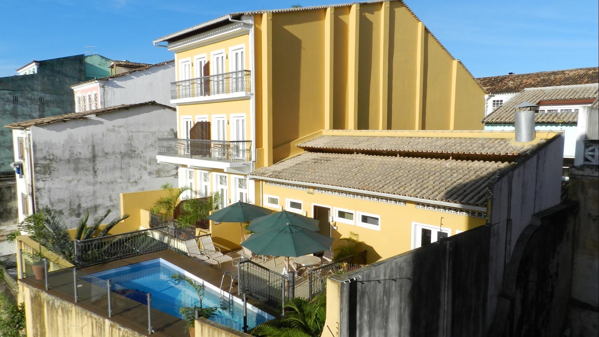 Hotel Casa do Amarelindo with its pool