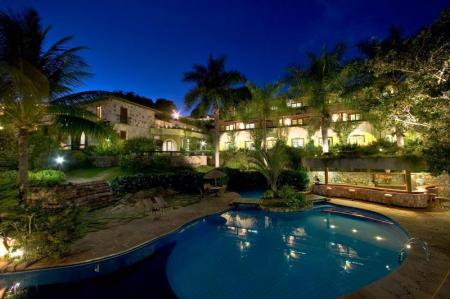 Outdoor pool with palm trees and nice low lights in the evening at Hotel Cantos das Aguas