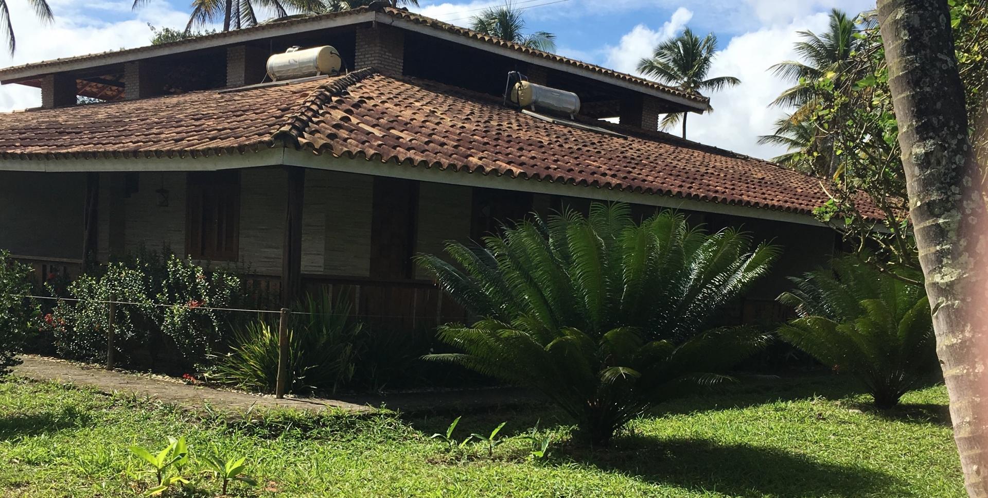 The entrance area and green garden of Pousada Tapera in Itubera, Bahia