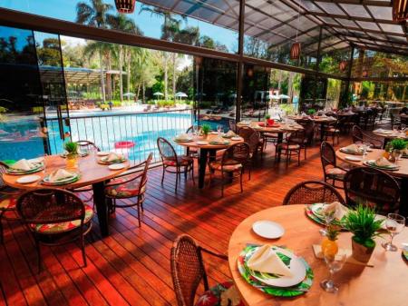 View of an outdoor pool and the restaurant of Vivaz Cataratas Hotel Resort 