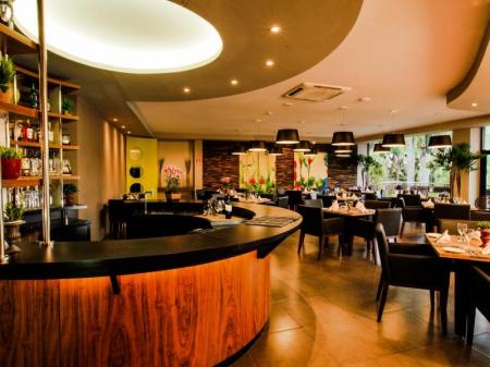 Bar and Lounge in wooden modern design at Vivaz Cataratas Hotel Resort
