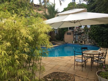 Bambu, seats and a nice small pool at Pousada Casa das Flores in Chapada dos Veadeiros