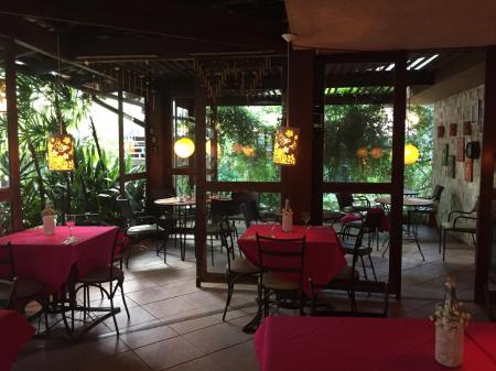 Breakfast area and local restaurant at Pousada Casa das Flores in Chapada dos Veadeiros