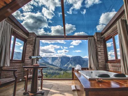 An open air jacuzzi with mountain view at Pousada Morada dos Canyons in Santa Catarina