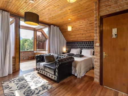 Example of a cozy double room with wooden furniture at Pousada Morada dos Canyons in Santa Catarina