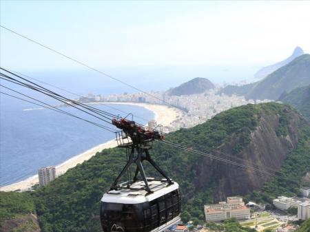 A ropeway on its way up to Sugarloaf