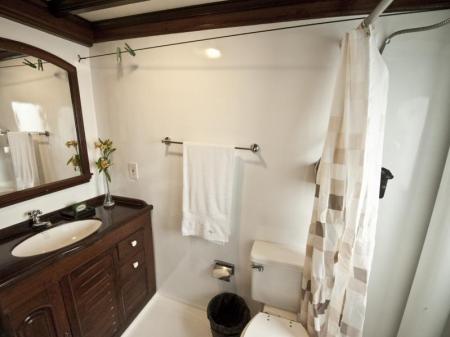 Motor Yacht Tucano: Picture of a private bathroom