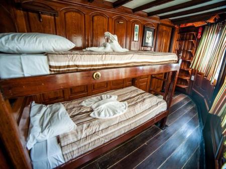 Motor Yacht Tucano: Picture of a green stateroom